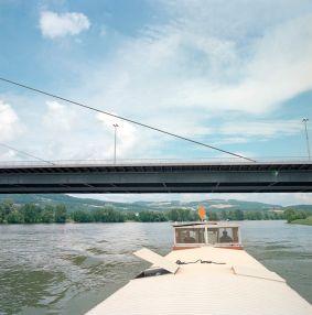 Foto: Paul Kranzler, Donauschiff bei VOEST-Brücke Linz, 2008. NORDICO Stadtmuseum Linz. 